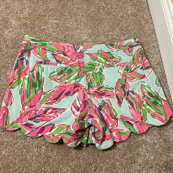 Scalloped Lilly Pulitzer shorts - Picture 2 of 4